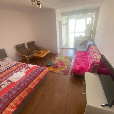 Lovely 1 Bedroom Apartment With Free Street Parking Бухарест Экстерьер фото